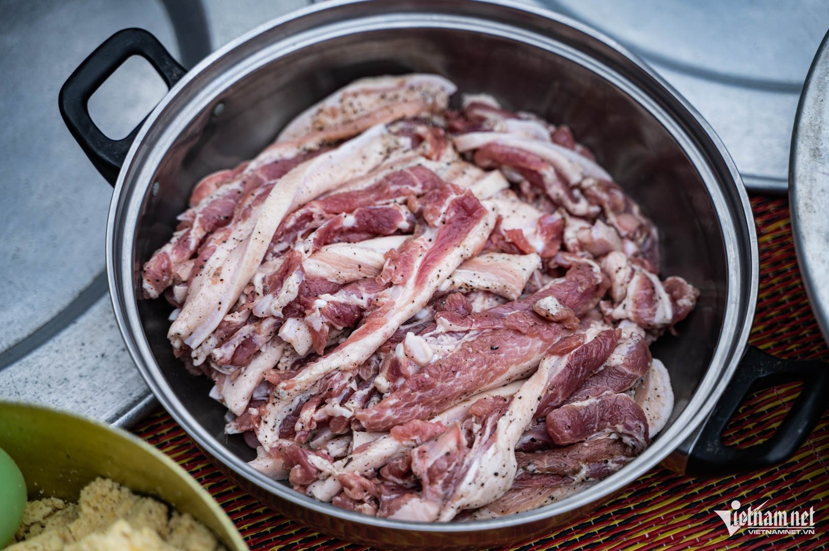 Thịt lợn, đỗ xanh đều được ướp gia vị khéo léo để tạo nhân đậm đà, mùi thơm