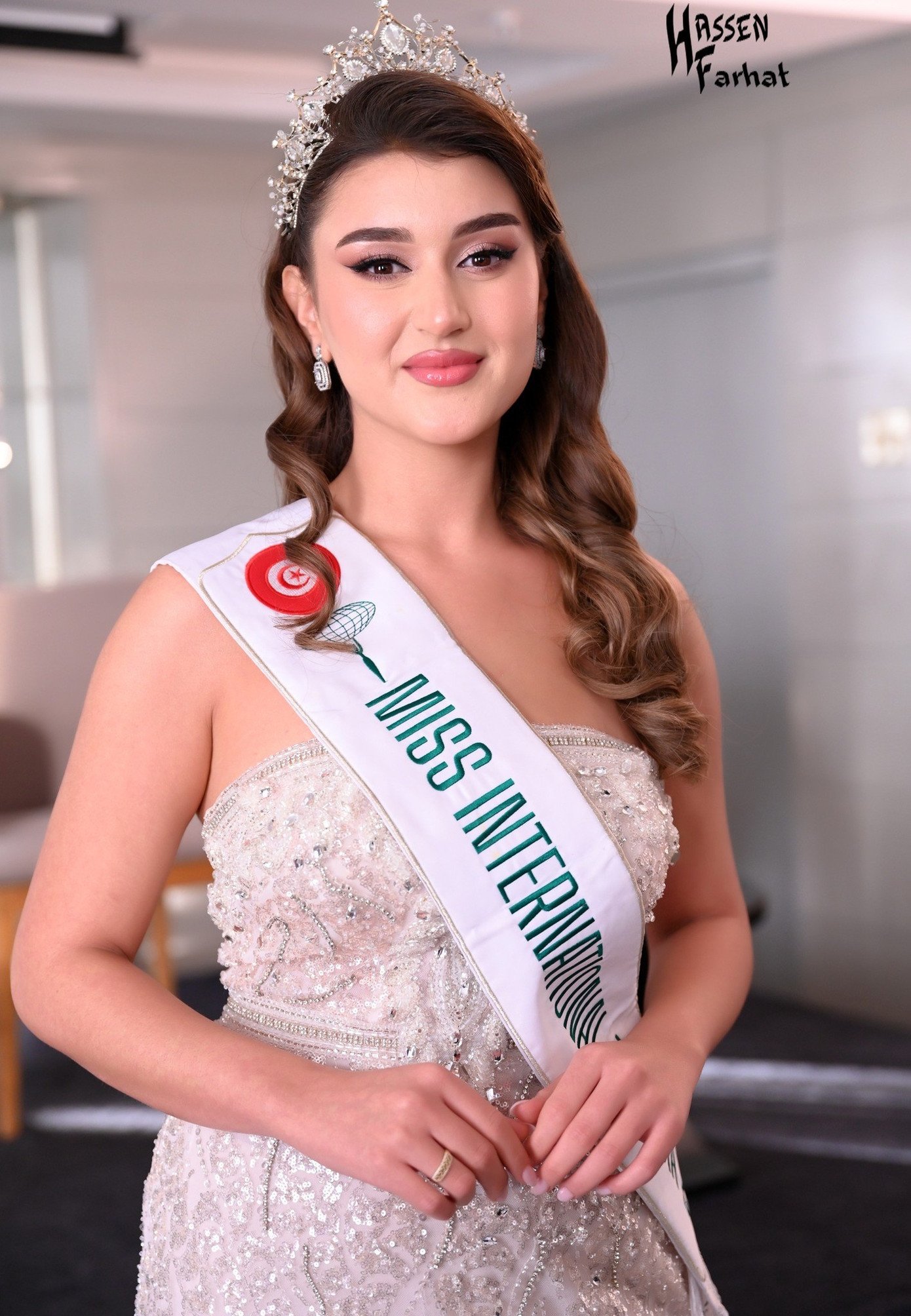 Người đẹp Tunisia - Oumaima Moussa mặc váy dạ hội lộng lẫy khi xuất hiện ở sân bay. Cô ghi điểm với nhan sắc đầy đặn, ngọt ngào.