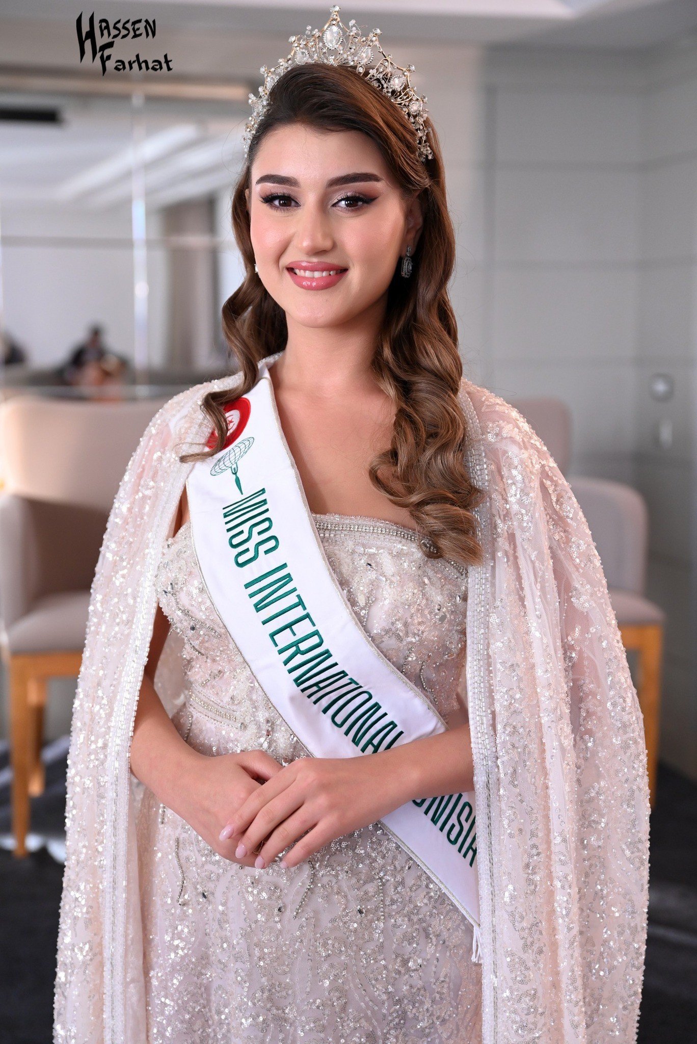 Người đẹp Tunisia - Oumaima Moussa mặc váy dạ hội lộng lẫy khi xuất hiện ở sân bay. Cô ghi điểm với nhan sắc đầy đặn, ngọt ngào.