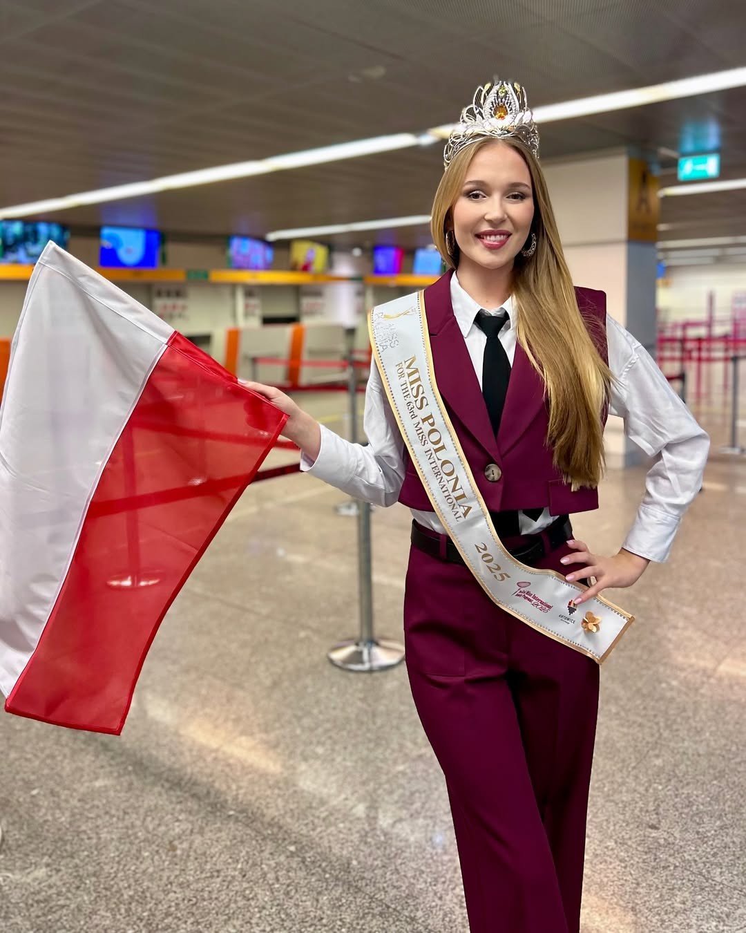 Người đẹp Ba Lan - Maja Todd mặc trang phục kín đáo mang phong cách menswear khi ra sân bay.