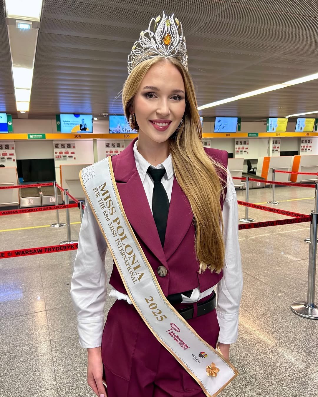 Người đẹp Ba Lan - Maja Todd mặc trang phục kín đáo mang phong cách menswear khi ra sân bay.