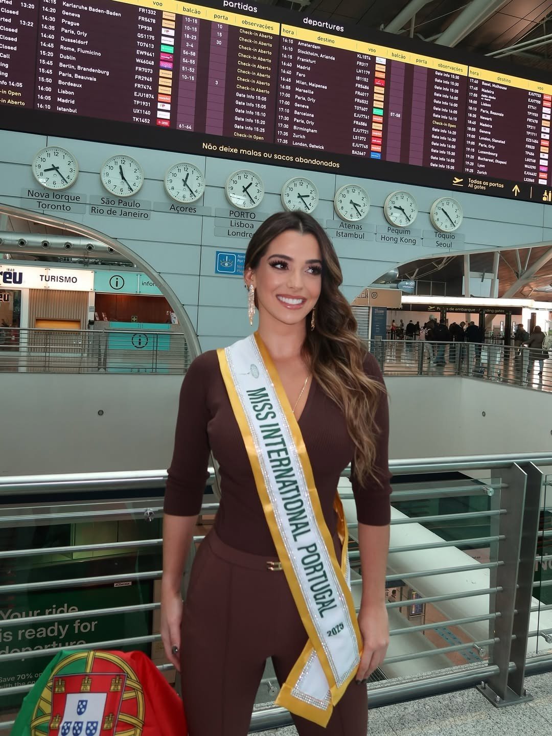 Đại diện Bồ Đào Nha - Sofia Mota Jorge tươi tắn ở sân bay. Cô là thí sinh tiềm năng của khu vực châu Âu. Người đẹp 24 tuổi, theo học nha khoa và làm người mẫu ảnh. Cô yêu thích thời trang và nhiếp ảnh.