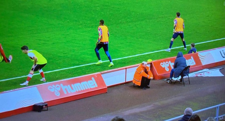 Các biển&nbsp;quảng cáo xung quanh sân Ánh sáng&nbsp;đã được di chuyển gần vào trong, nhằm giới hạn không gian cho các cầu thủ Arsenal thực hiện những đường ném biên dài