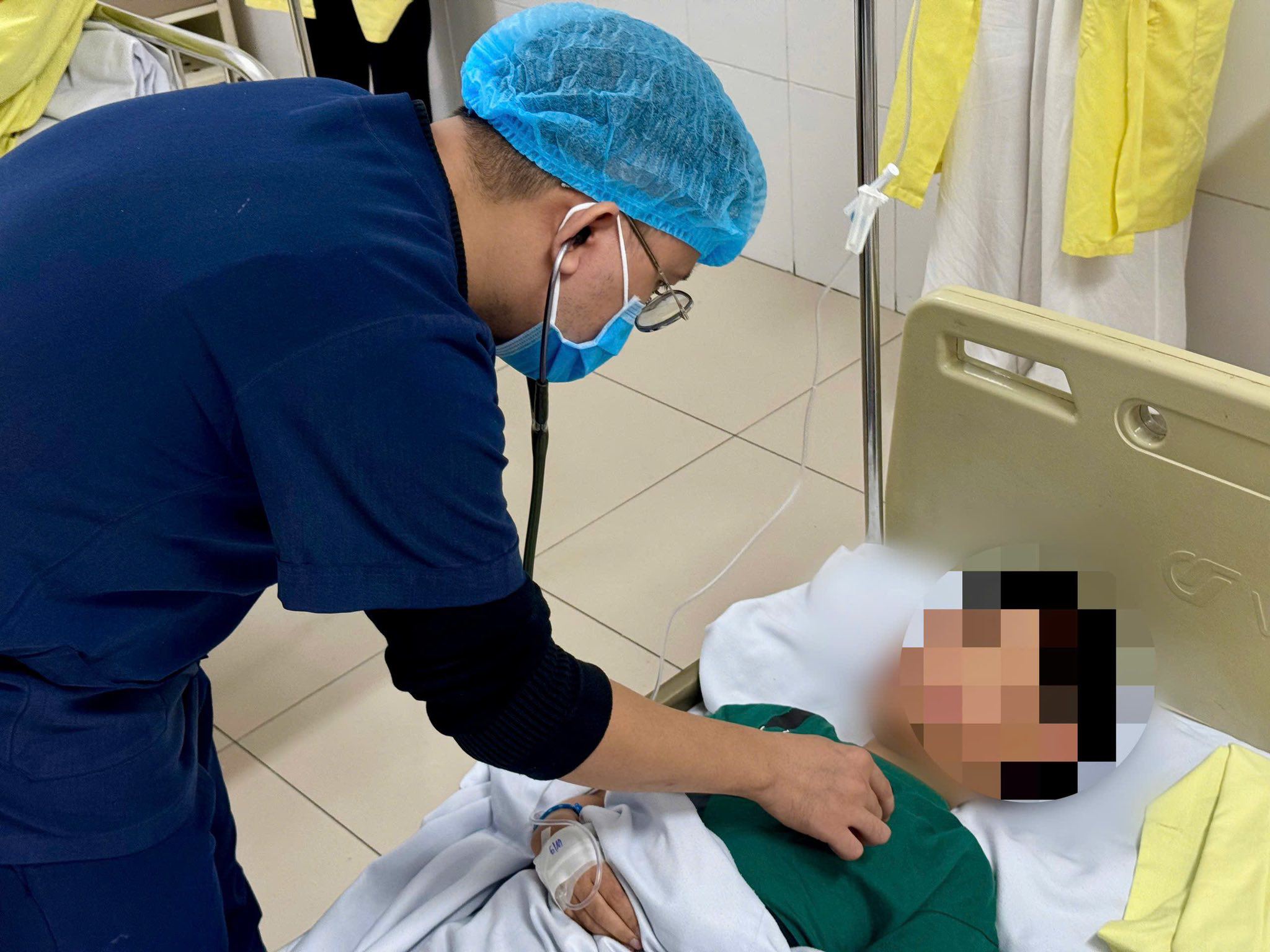 Trẻ mắc cúm đang điều trị tại bệnh viện. 