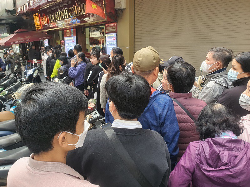 Người dân xếp hàng mua vàng sáng ngày 12/11, mỗi người được mua tối đa 2 chỉ vàng nhẫn tại cửa hàng.