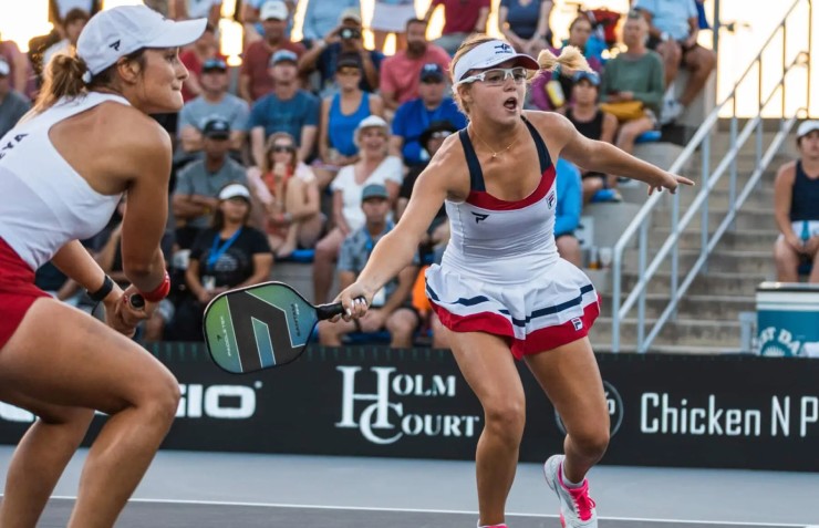 Cô gái 18 tuổi thi đấu năng nổ trên sân