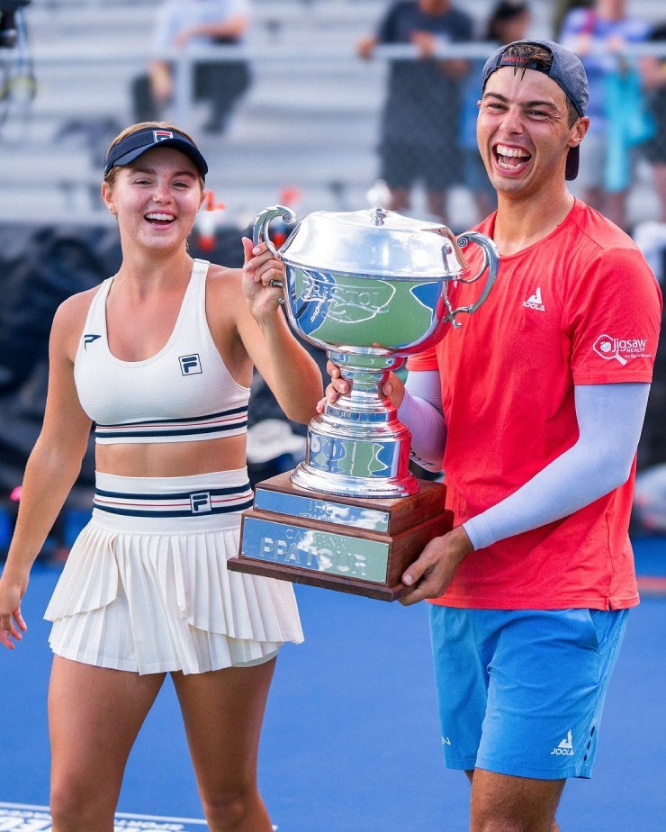 Anna hiện tại đã vượt qua thành tích của huyền thoại pickleball Ben Johns (bên phải)