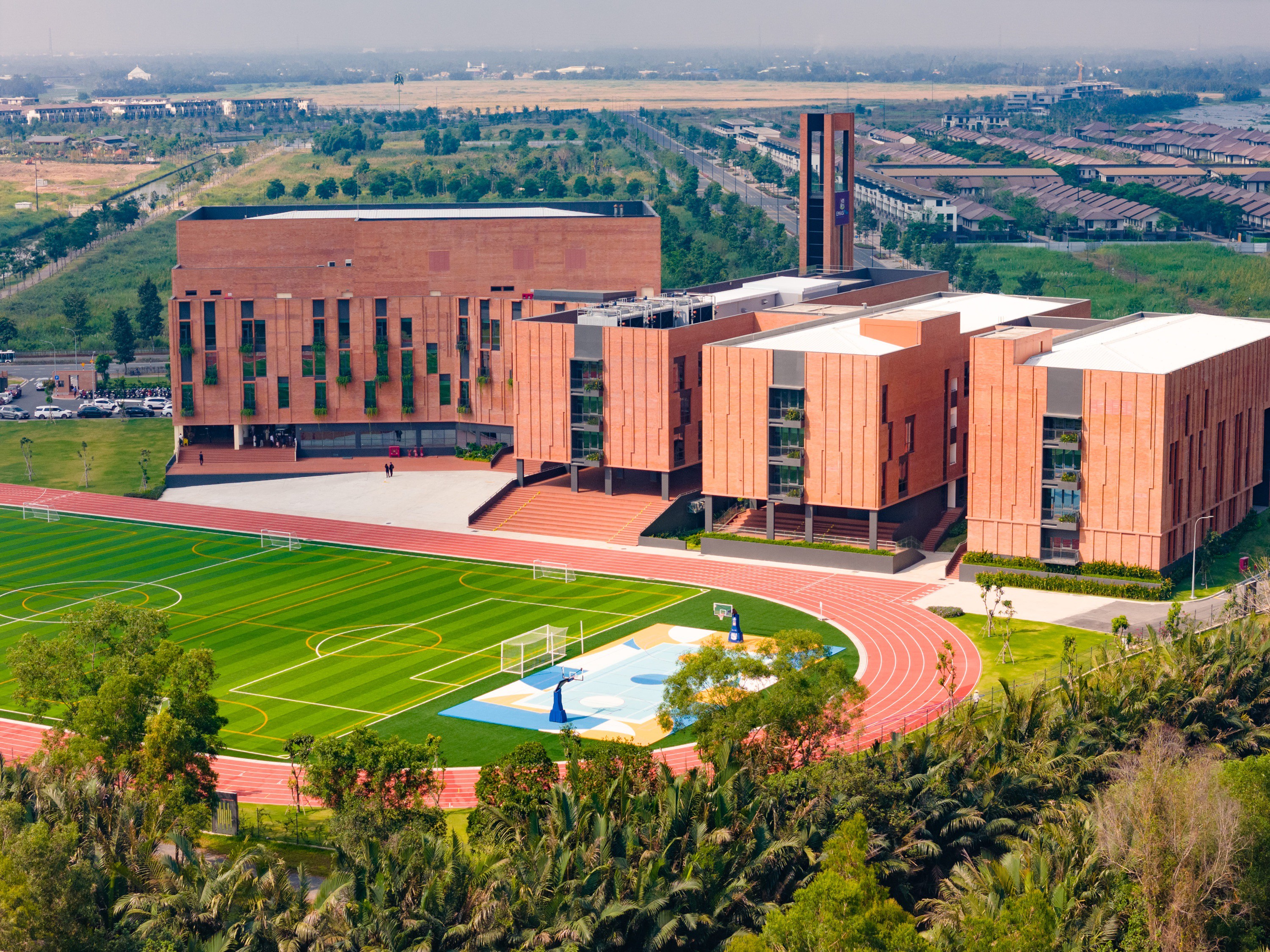 Toàn cảnh khuôn viên trường học hiện đại với không gian xanh và khu thể thao rộng mở, mang đến môi trường học tập đạt chuẩn quốc tế.