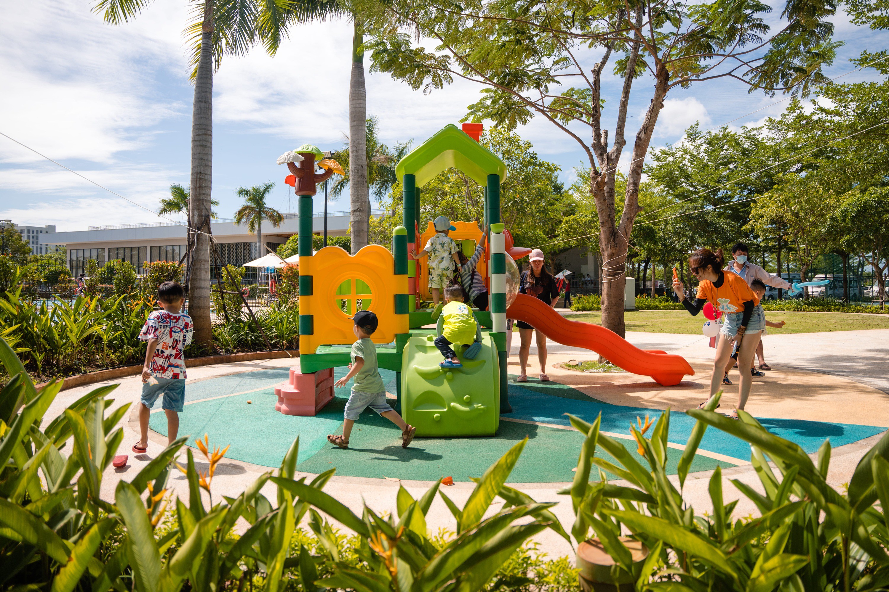  Các khu vui chơi ngoài trời được bao phủ bởi mảng xanh, mang đến không gian an toàn và thư thái để trẻ thoải mái vận động, khám phá sau giờ học.