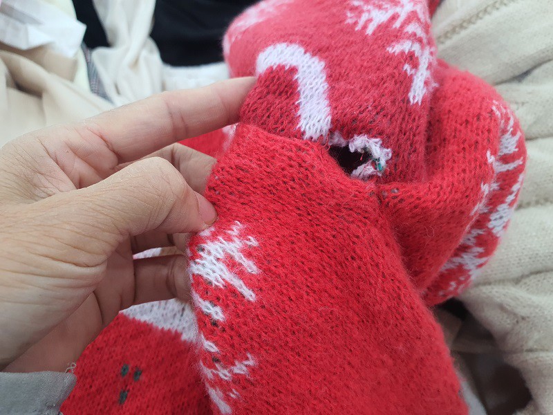 Nhiều sản phẩm bị tuột chỉ, chất lượng kém.