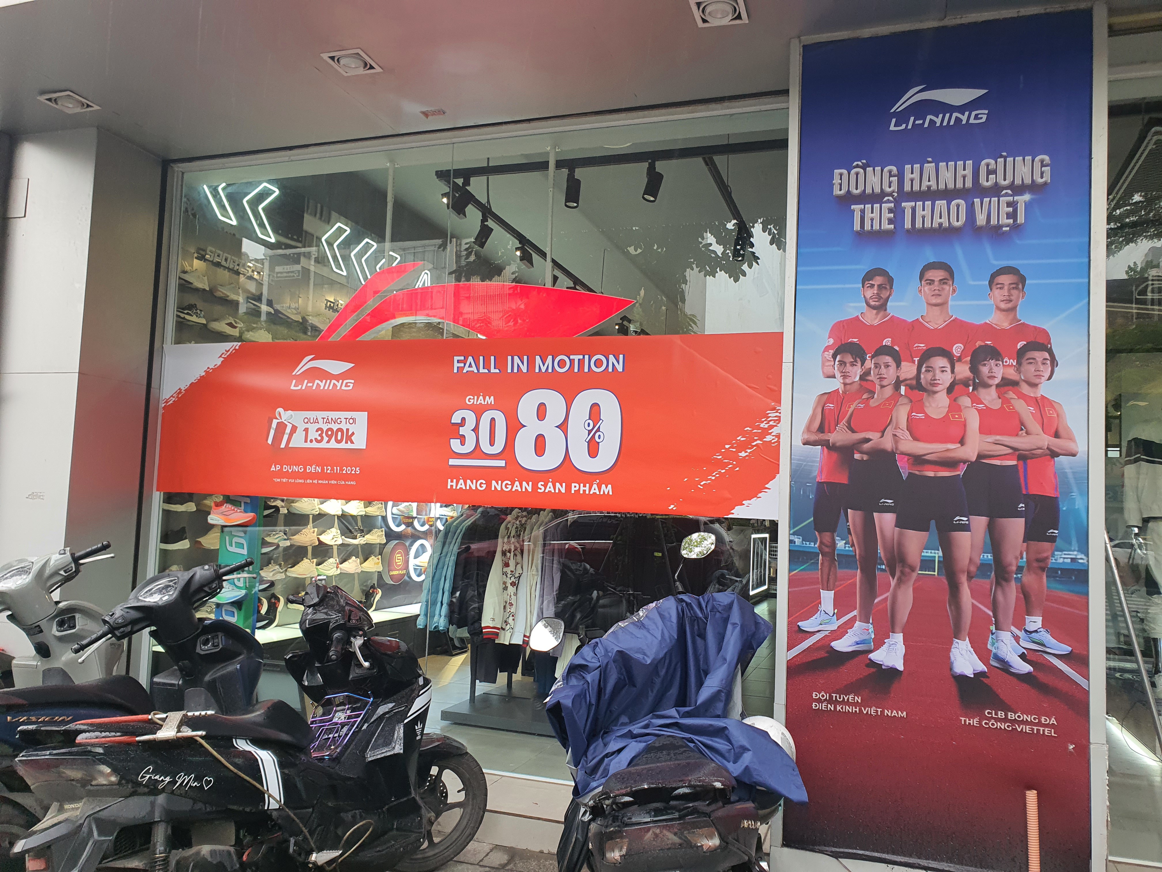 Hàng loạt cửa hàng, cửa hiệu giảm giá dịp cuối năm nhằm tri ân khách hàng, kích cầu mua sắm, tăng doanh số hoặc đẩy hàng tồn.