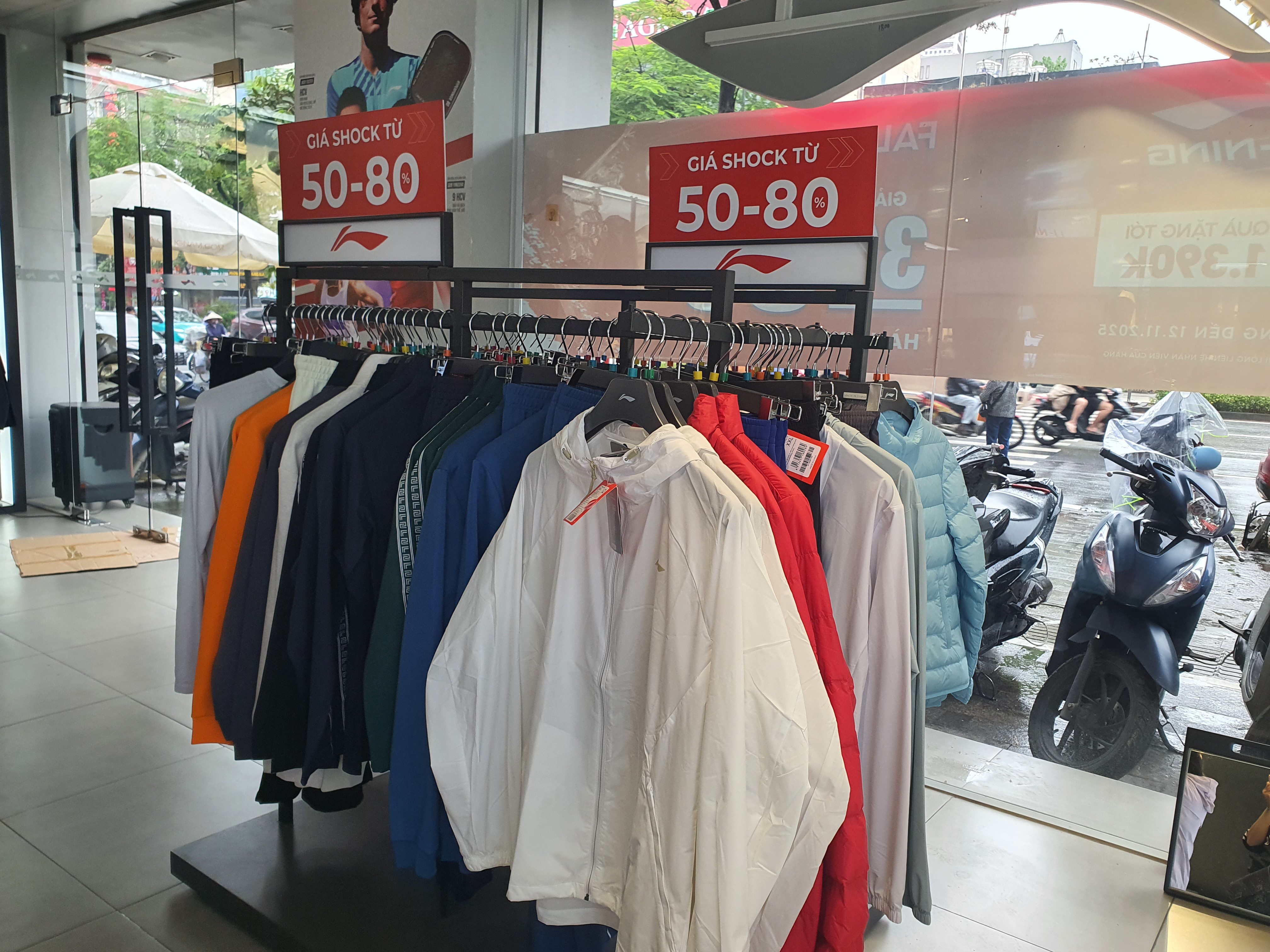 Bên cạnh những cửa hàng, cửa hiệu giảm giá thật vẫn có nhiều cửa hàng giảm giá ảo làm mất niềm tin của người tiêu dùng.