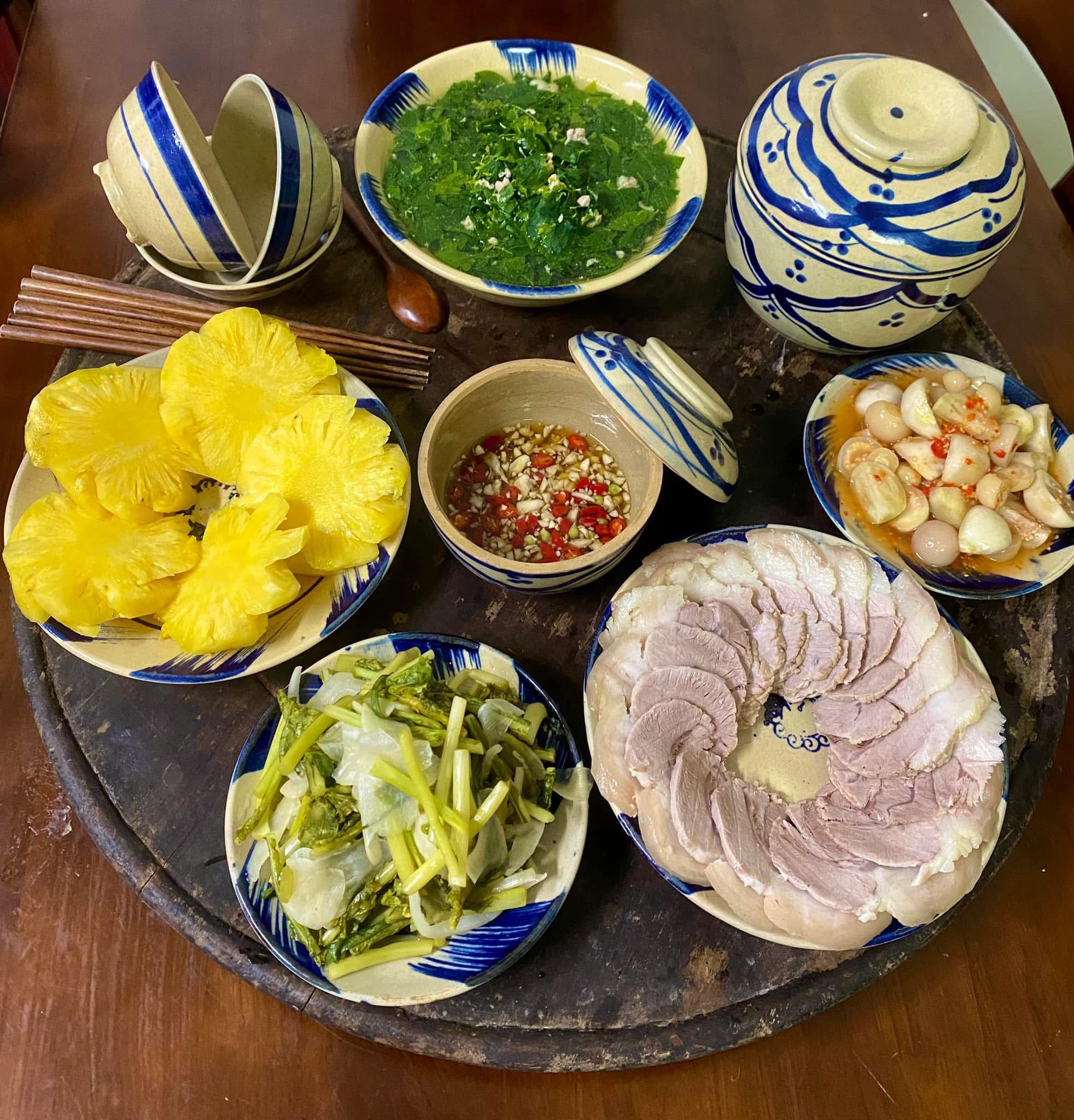 Canh rau ngót thịt bằm - Thịt heo luộc - Dưa cải muối - Cà pháo dầm tỏi ớt