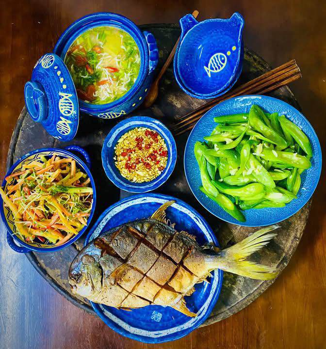 Cá chim chiên mắm - Lặc lè xào tỏi - Nộm củ quả - Canh cá ngần