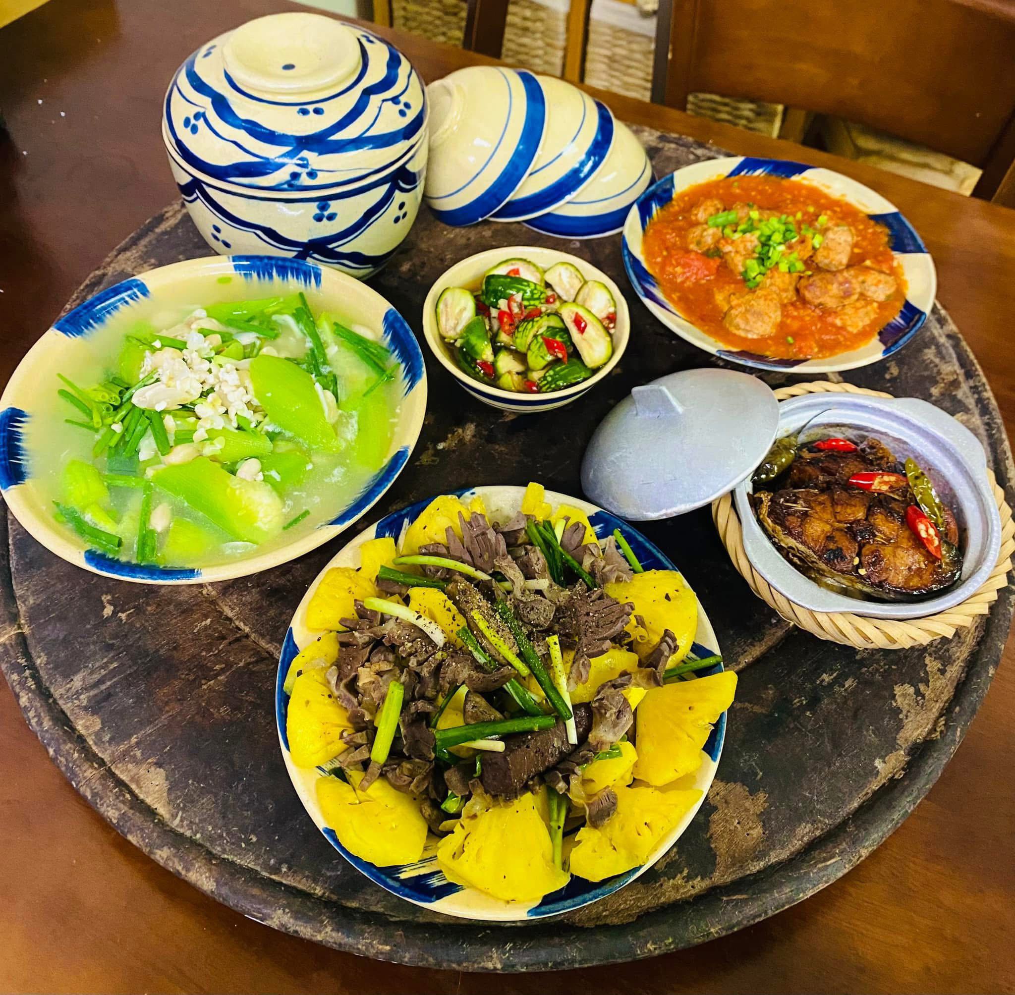 Xá xíu thịt bằm sốt cà chua - Mướp nấu lạc - Cá basa kho tiêu - Dứa xào lòng mề gà - Cà dầm tỏi ớt