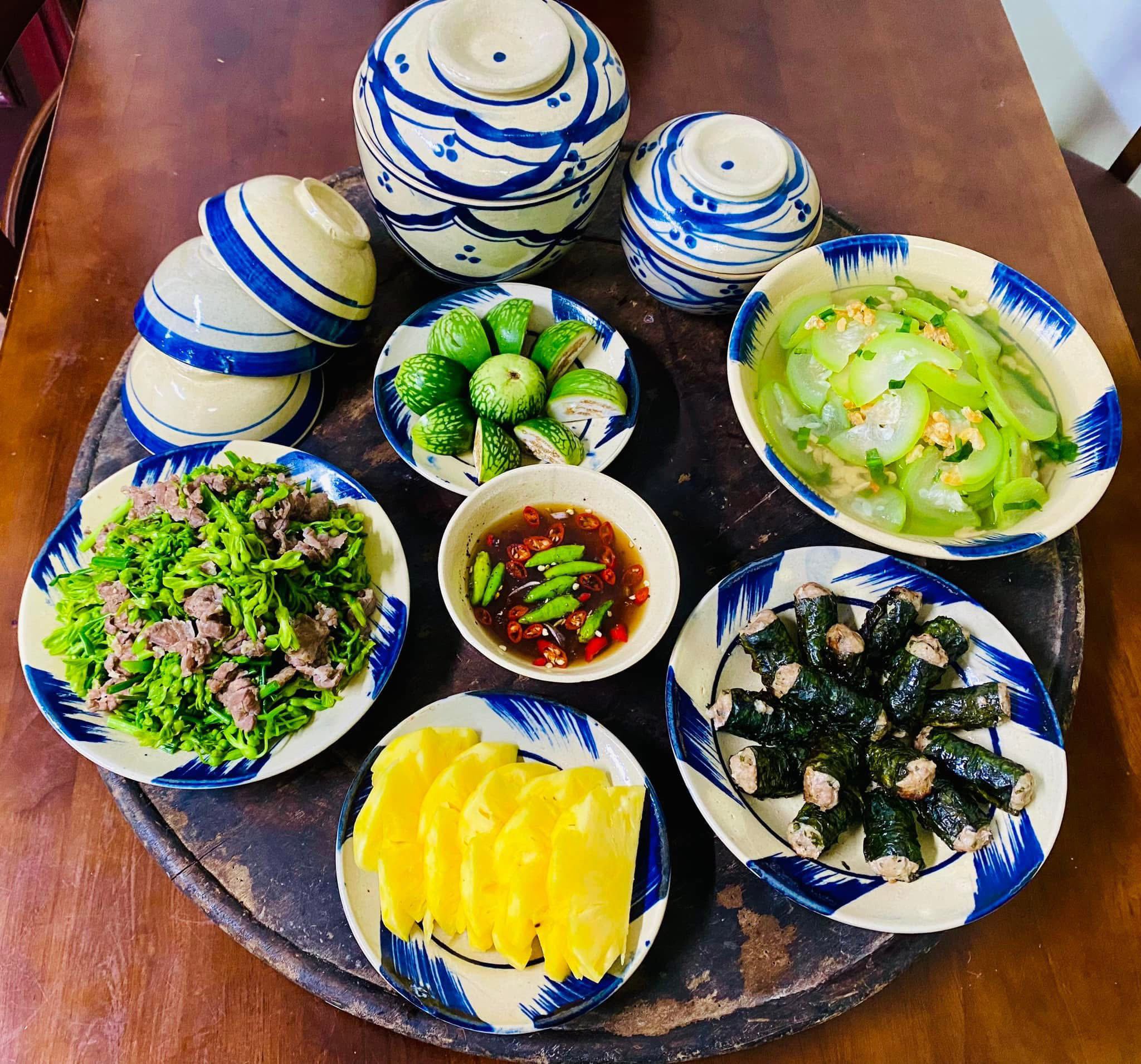 Chả lá lốt - Thiên lý xào bò - Canh tôm bầu - Cà ngọt ăn sống 