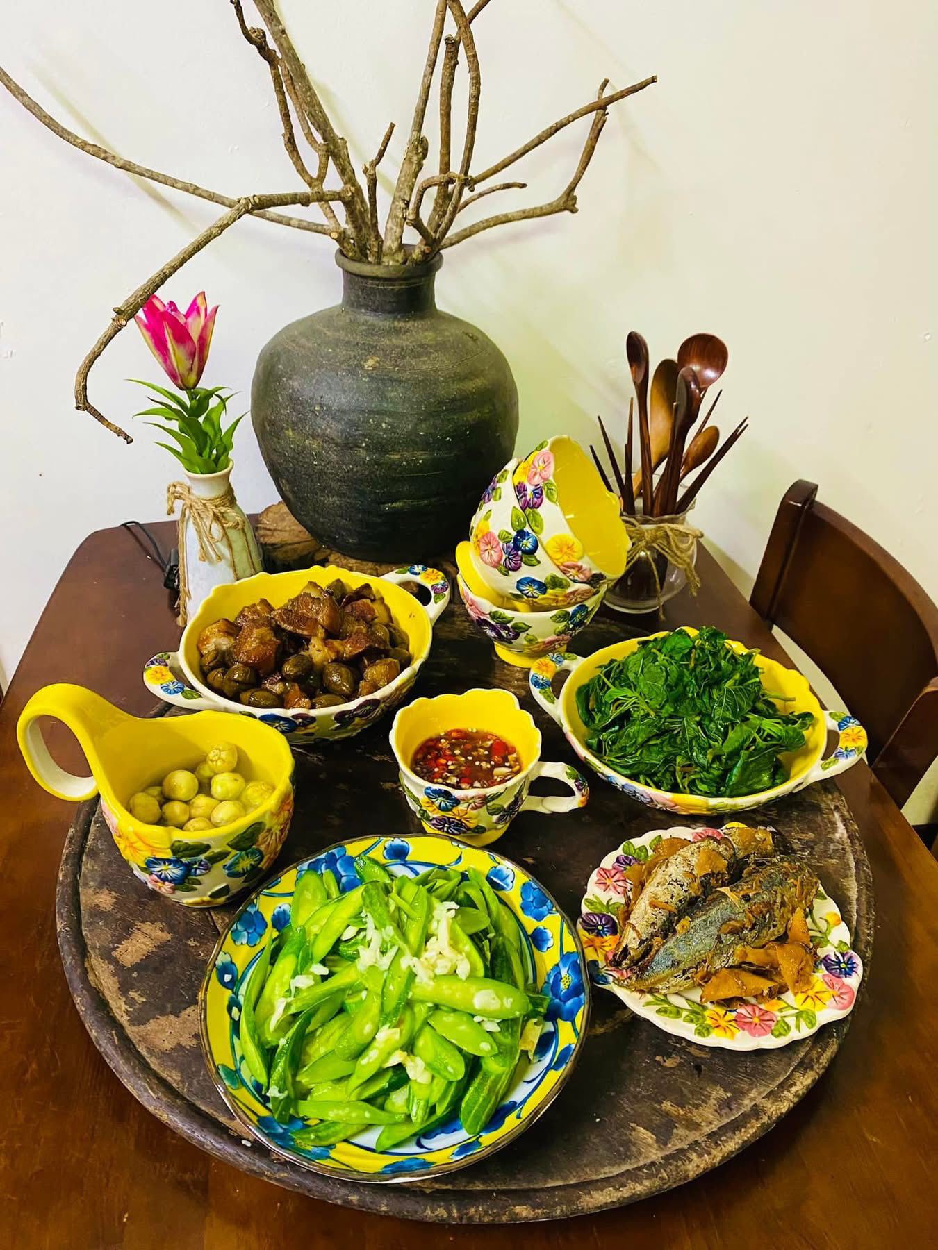 Cá nục kho - Thịt kho trám xanh - Rau dền luộc - Lặc lè xào tỏi