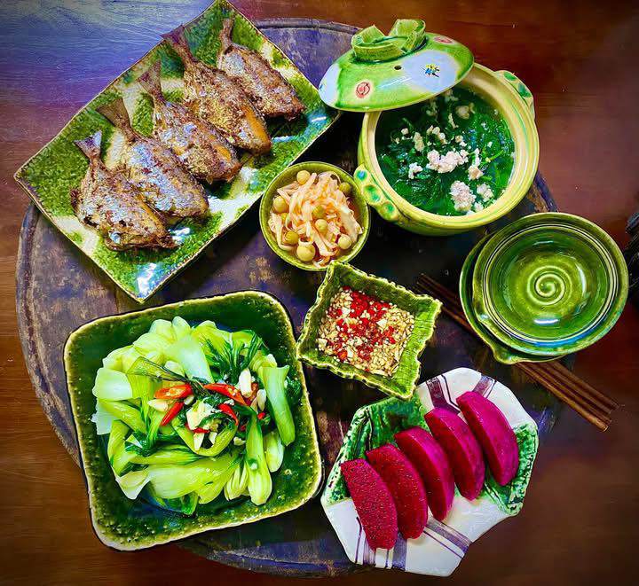 Cá hồng chiên giòn - Canh rau ngót thịt bằm - Cải chíp xào tỏi - Măng muối mắc mật