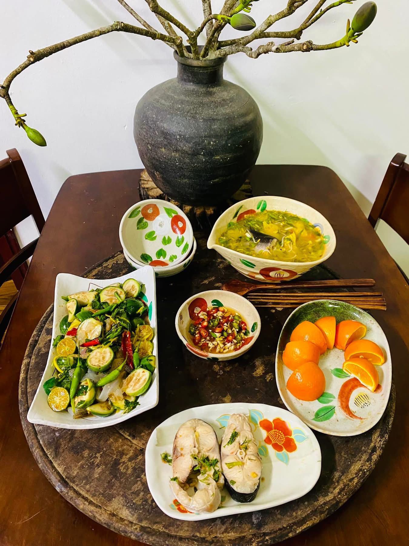 Canh chua cá basa - Gỏi mắm sứa cà xanh