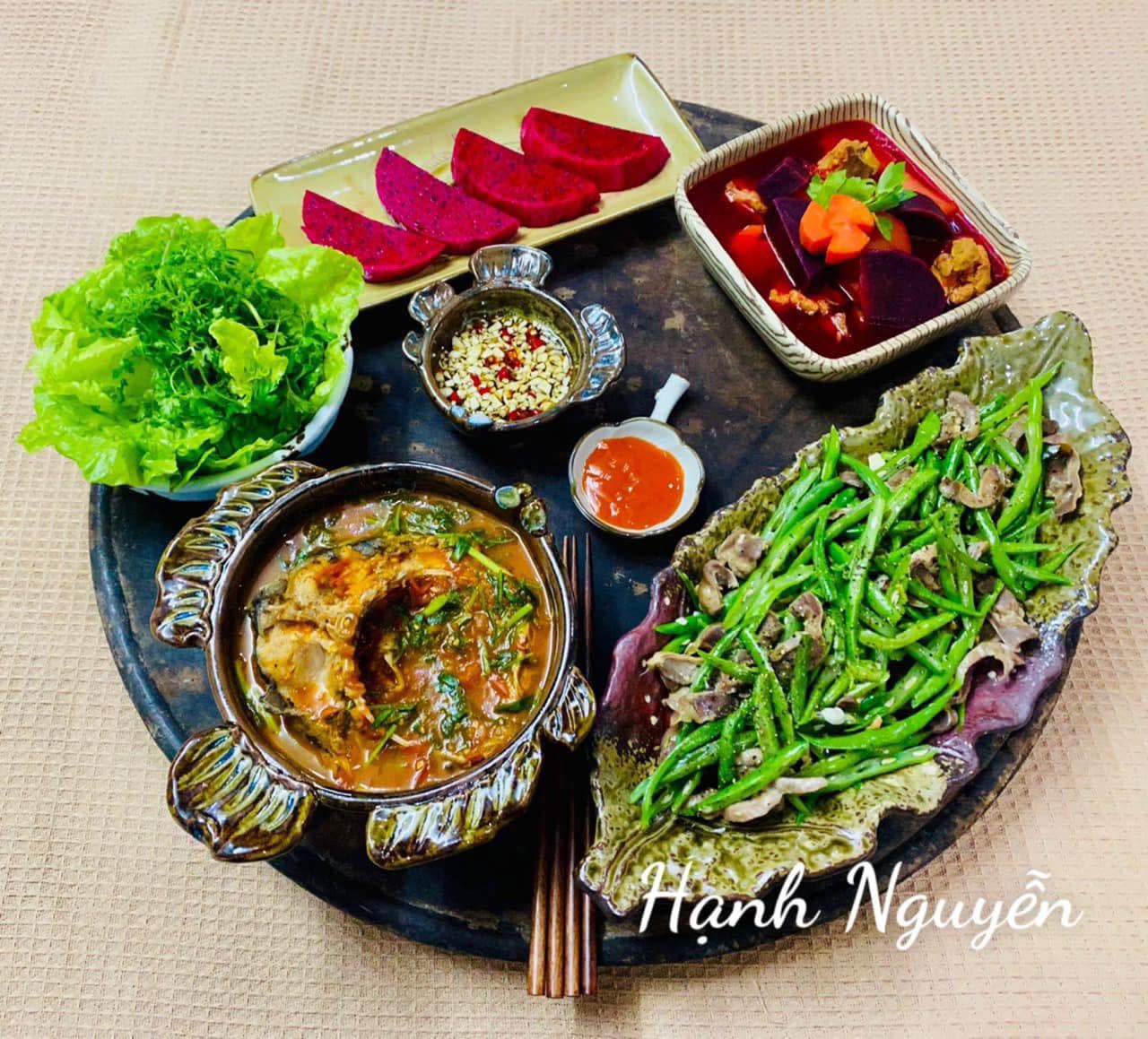 Cá sốt cà chua - Canh sườn củ dền - Đậu cô ve xào lòng mề gà