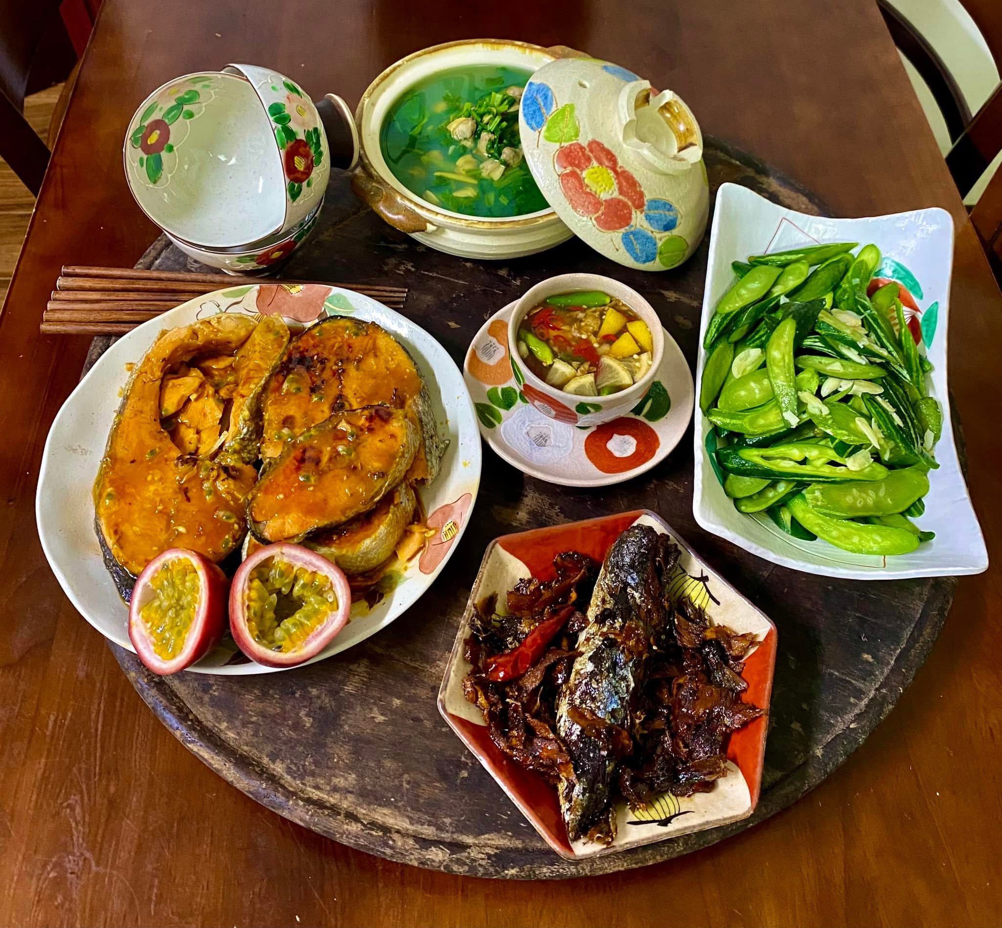 Canh ngao rau cải - Cá nục kho tiêu - Lặc lè xào - Cá hồi sốt chanh leo