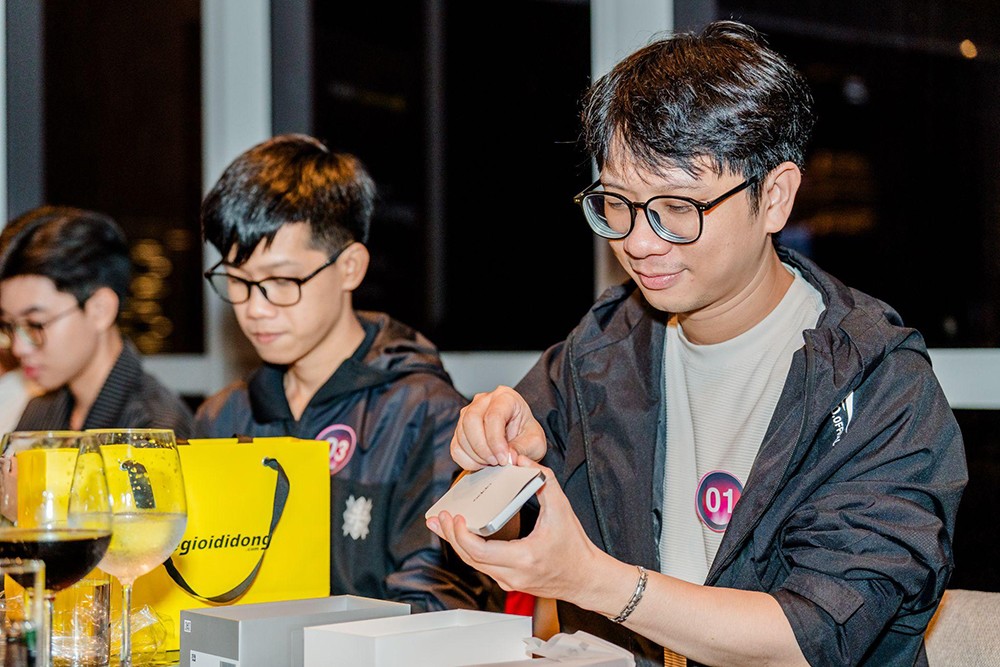 Khách hàng tham gia sự kiện không chỉ được trải nghiệm các tính năng của sản phẩm mà còn trở thành một trong những chủ nhân đầu tiên của OPPO Find X9 Series tại Việt Nam