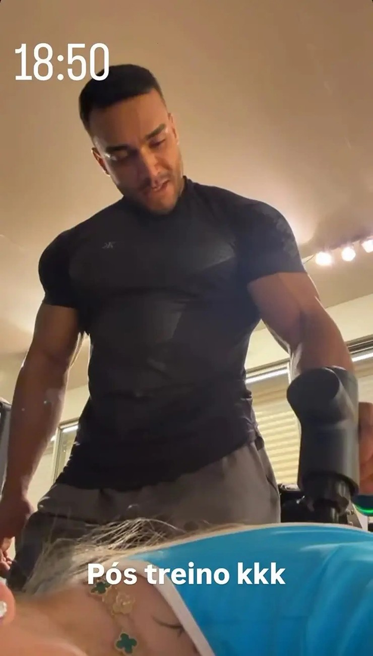 Vinicius bị nghi nổi cơn ghen khi bạn gái lộ video thân mật với HLV massage - 2