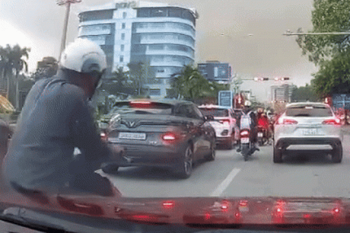 Người đi xe máy len lỏi cào xước ôtô rồi bỏ đi