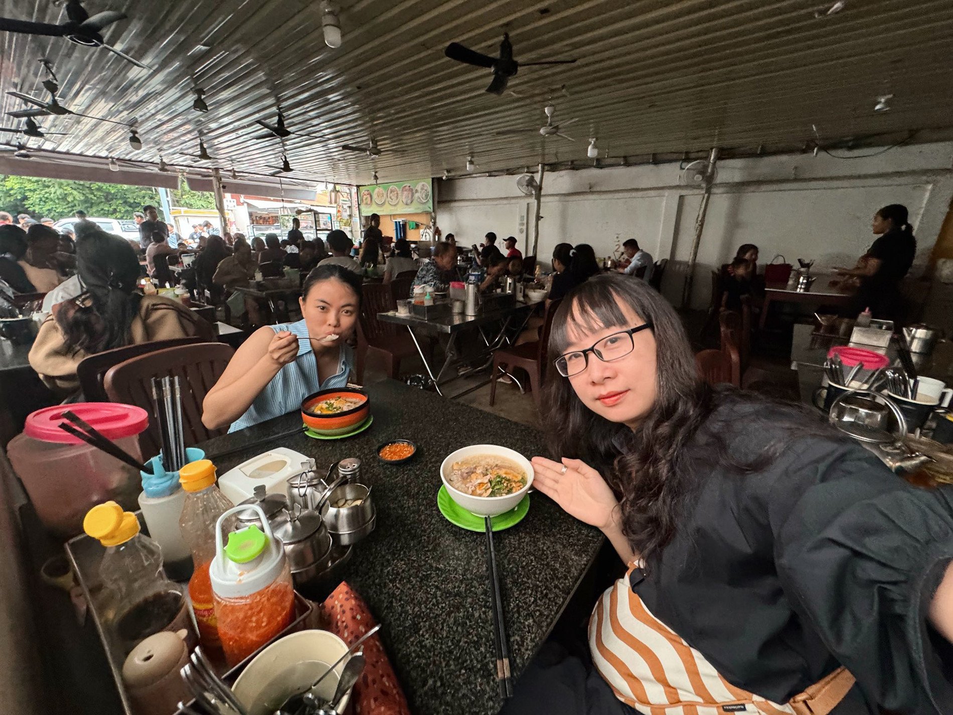 Nữ du khách sống ở Hà Nội ưu tiên chọn các quán ăn bản địa, có đông người địa phương