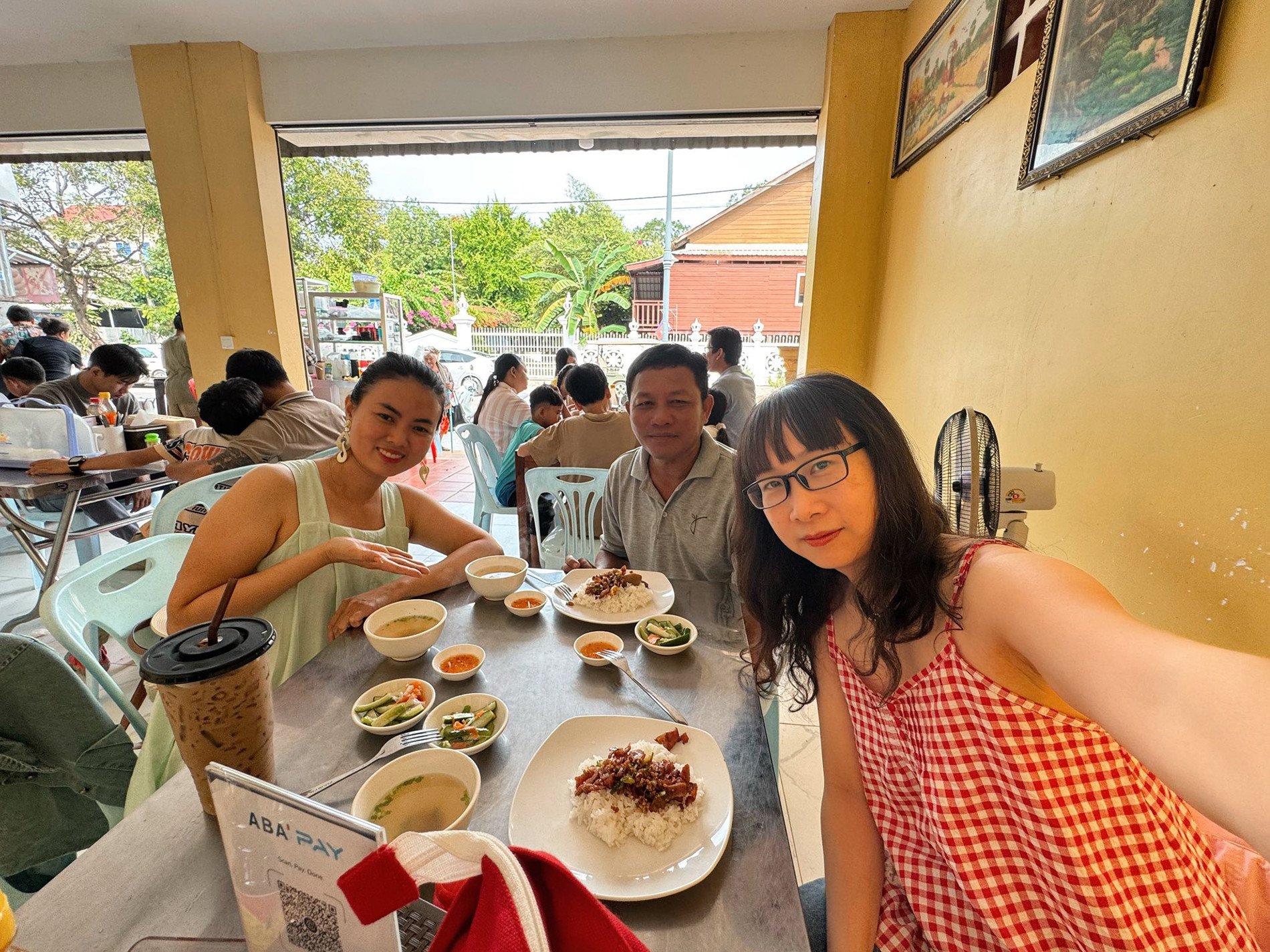 Nữ du khách sống ở Hà Nội ưu tiên chọn các quán ăn bản địa, có đông người địa phương