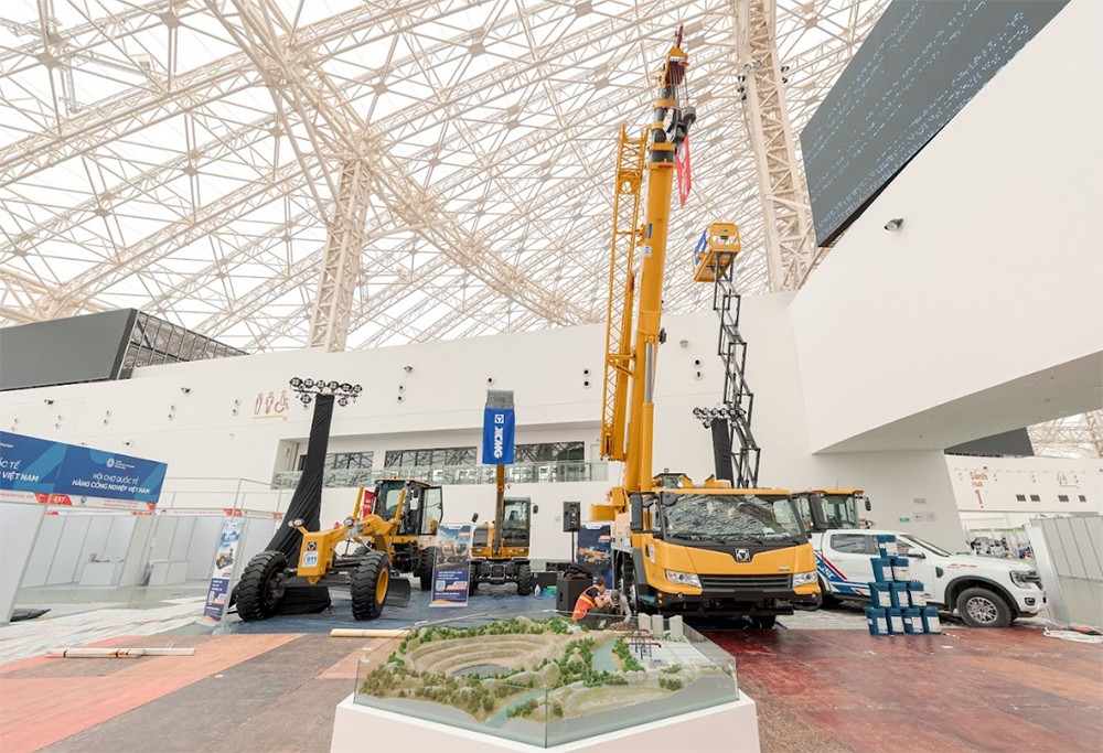 Không gian trưng bày những cỗ máy mạnh mẽ của XCMG