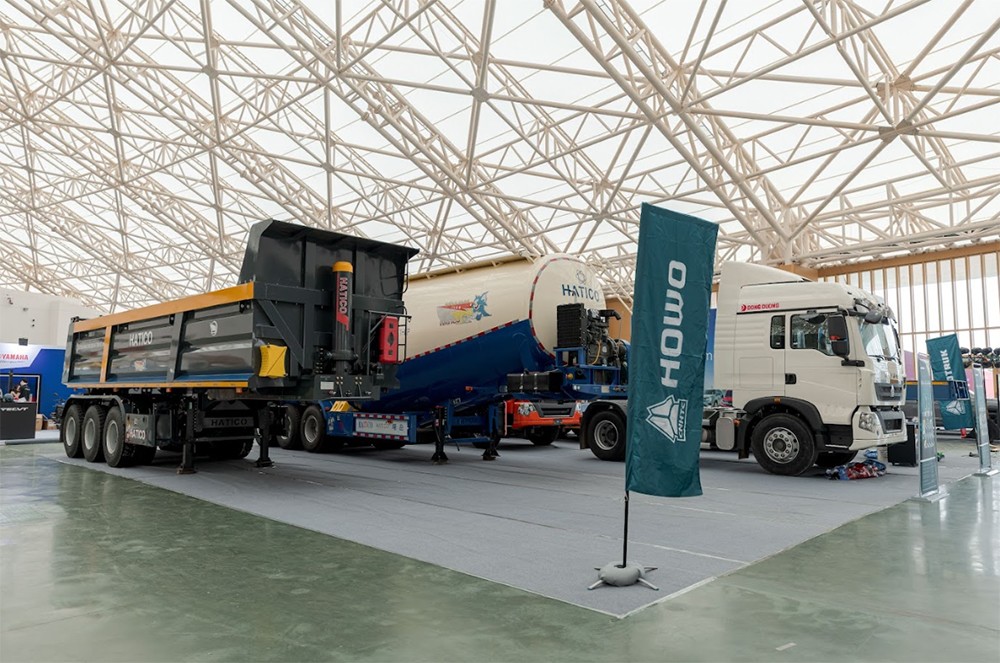 Ngành vận tải cũng không kém cạnh với dàn xe đầu kéo Howo và rơ-moóc chuyên dụng của Hatico
