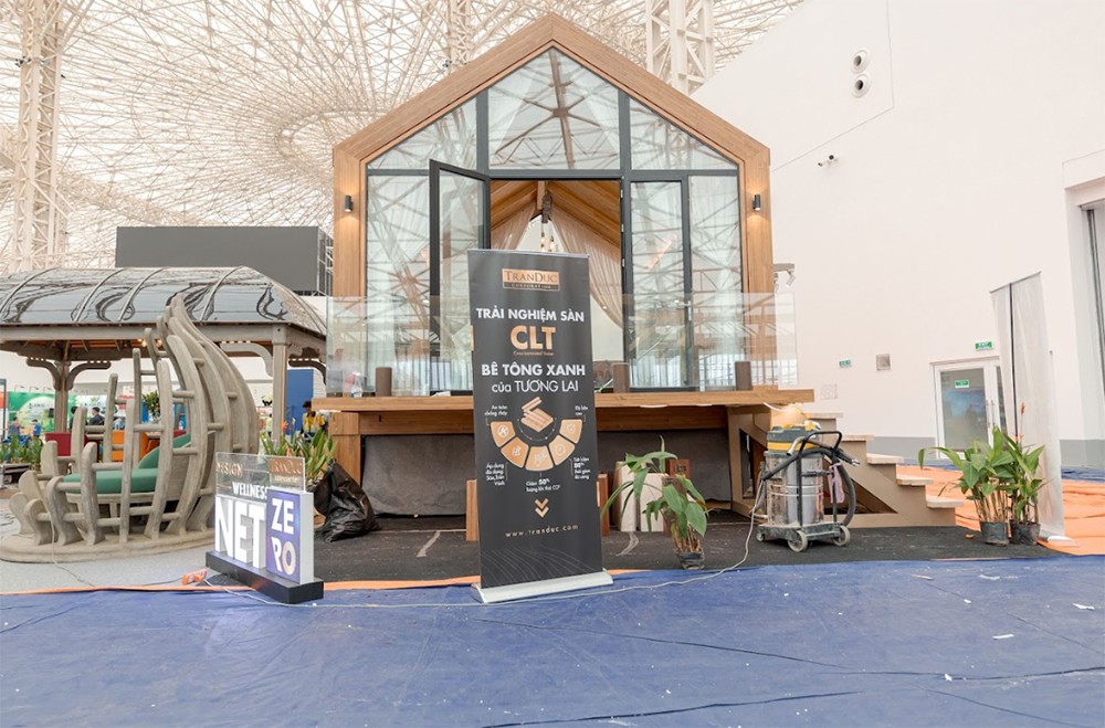 Một mô hình nhà mẫu ấn tượng, giới thiệu "Bê tông xanh CLT" và các giải pháp "Net Zero", thể hiện rõ xu hướng kiến trúc bền vững.