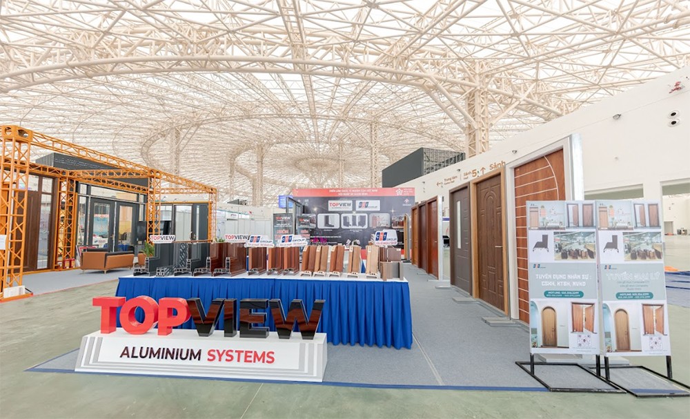 Gian hàng của TOP VIEW Aluminium Systems trưng bày hàng loạt mẫu cửa nhôm, vách kính và các giải pháp cửa ra vào hiện đại, sẵn sàng đón khách.