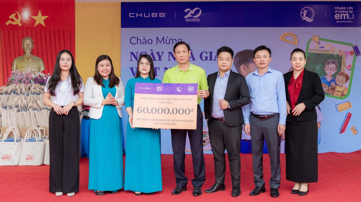 Đại diện Chubb Life Việt Nam trao biểu trưng học bổng và dụng cụ học tập cho Ban Giám hiệu Trường THCS Tích Lương.