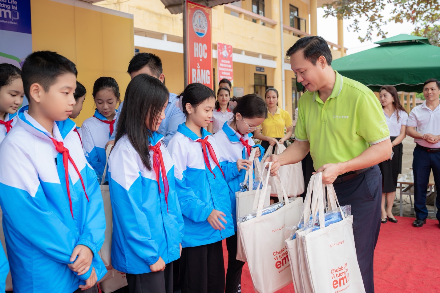 Đại diện Chubb Life Việt Nam trao tặng dụng cụ học tập cho học sinh có hoàn cảnh khó khăn.