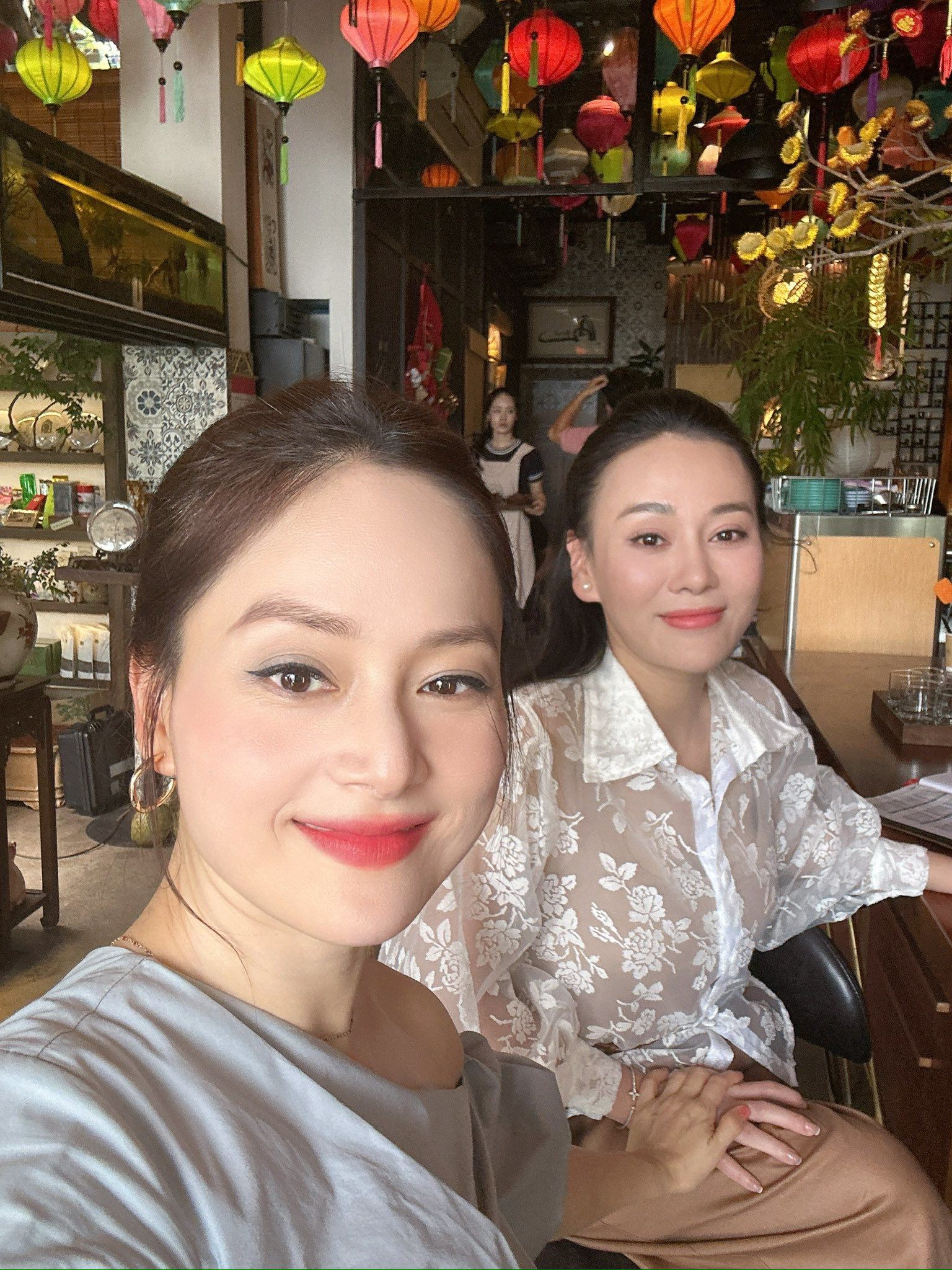 Trong bài đăng Lan Phương cũng chia sẻ úp mở "hẹn mọi người vào tối nay trên VTV3".