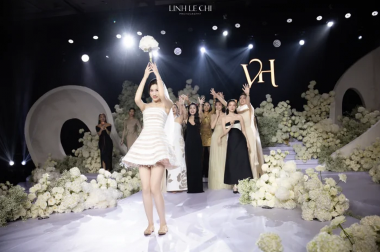 Tối 9/11, đám cưới của Hoa hậu Đỗ Thị Hà và chồng doanh nhân đã chính thức diễn ra. Không chỉ gây ấn tượng bởi không gian tiệc cưới lộng lẫy, tinh tế và ngập tràn sắc hoa trắng, khoảnh khắc các khách mời hòa mình trong không khí hạnh phúc của cặp đôi cũng khiến mạng xã hội “dậy sóng”. Ảnh: FB Linh Le Chi
