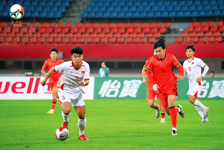U22 Việt Nam (áo trắng) đối đầu U22 Trung Quốc tại Panda Cup 2025