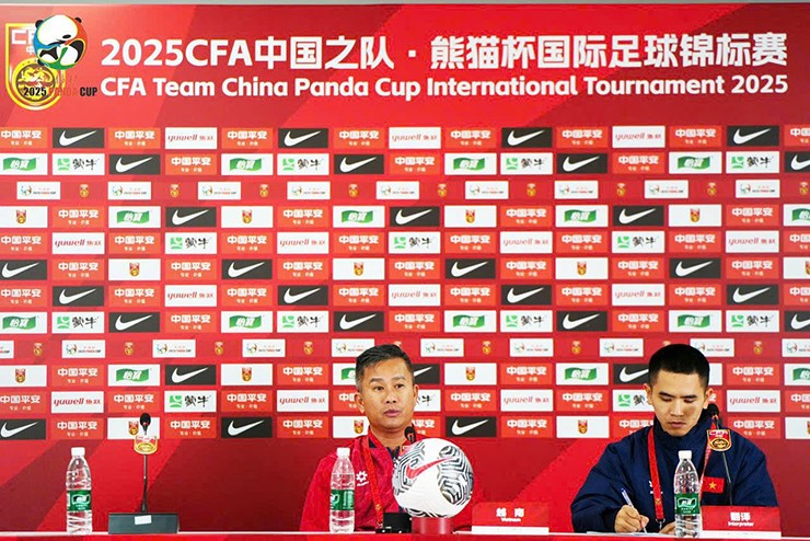 HLV Đinh Hồng Vinh trả lời họp báo sau trận thắng U22 Trung Quốc.