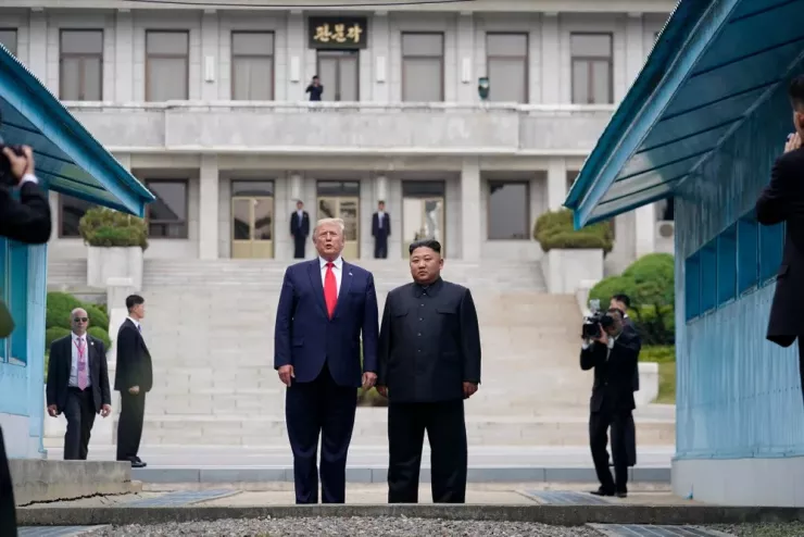 Tổng thống Mỹ Donald Trump (trái) và nhà lãnh đạo Triều Tiên Kim Jong-un tại làng biên giới Bàn Môn Điếm trong khu phi quân sự liên Triều (DMZ) năm 2019. Ảnh: Erin Schaff/The New York Times