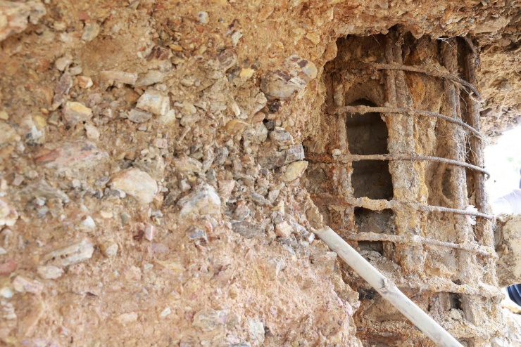 Chuyên gia cho rằng, thi công “bỏ vách” sớm, sai quy trình sẽ ảnh hưởng đến chất lượng bê tông cọc khoan nhồi trong giai đoạn vữa bê tông hình thành cường độ. Ảnh: Đức Hoàng.