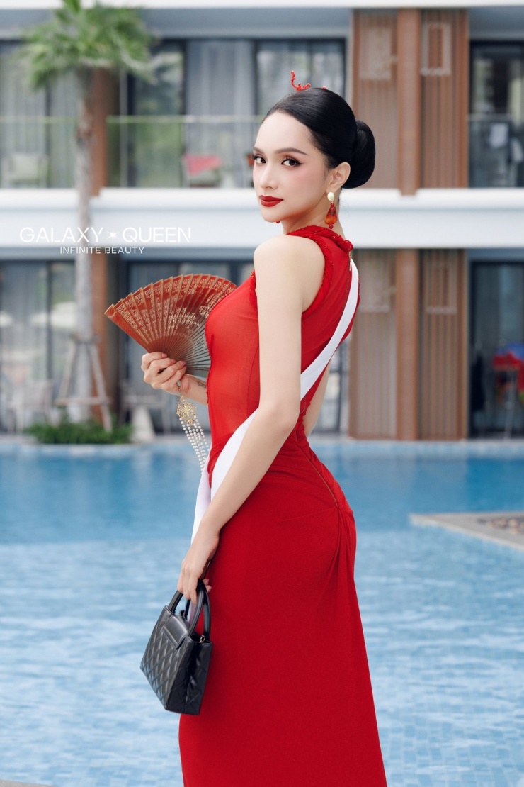 Bộ sưu tập túi tiền tỷ của Hương Giang tại Miss Universe - 3