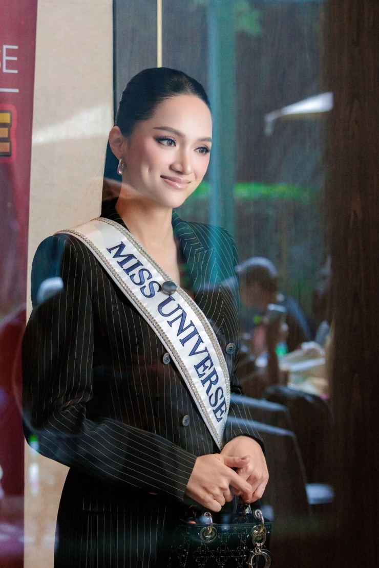 Bộ sưu tập túi tiền tỷ của Hương Giang tại Miss Universe - 11