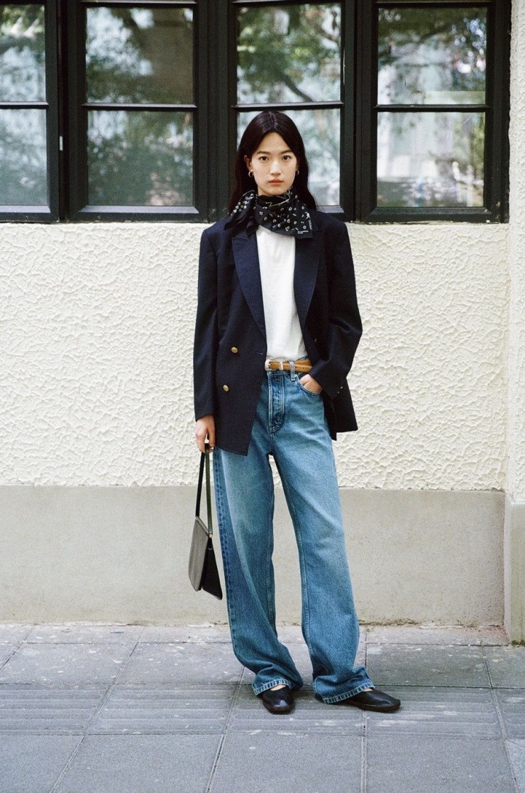 Theo WWW, quần jeans - món đồ cơ bản, có trong mọi tủ đồ - là một trong những thiết kế phù hợp vào những ngày se lạnh. Một trong những cách phối đơn giản và thanh lịch là kết hợp blazer và áo len mỏng bên trong. Tùy sở thích, bạn có thể sử dụng giày búp bê hoặc giày cao gót. Để bộ cánh thêm sinh động, hãy sử dụng khăn vuông quàng cổ.