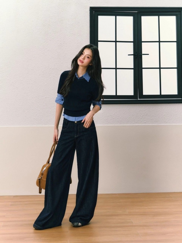 Khi đi làm, hãy thử phối sơ mi kẻ, áo len cộc tay và quần jeans ống rộng. Trang phục trông sang mà vẫn giữ được sự thoải mái, giúp bạn có thể ngồi làm việc lâu trong văn phòng.