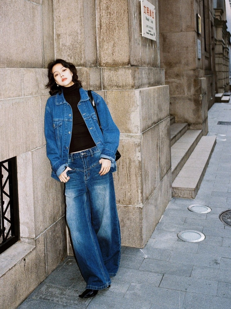 Những cô gái thích vẻ ngầu, phóng khoáng có thể diện cả bộ denim, kết hợp bốt và áo cổ lọ.