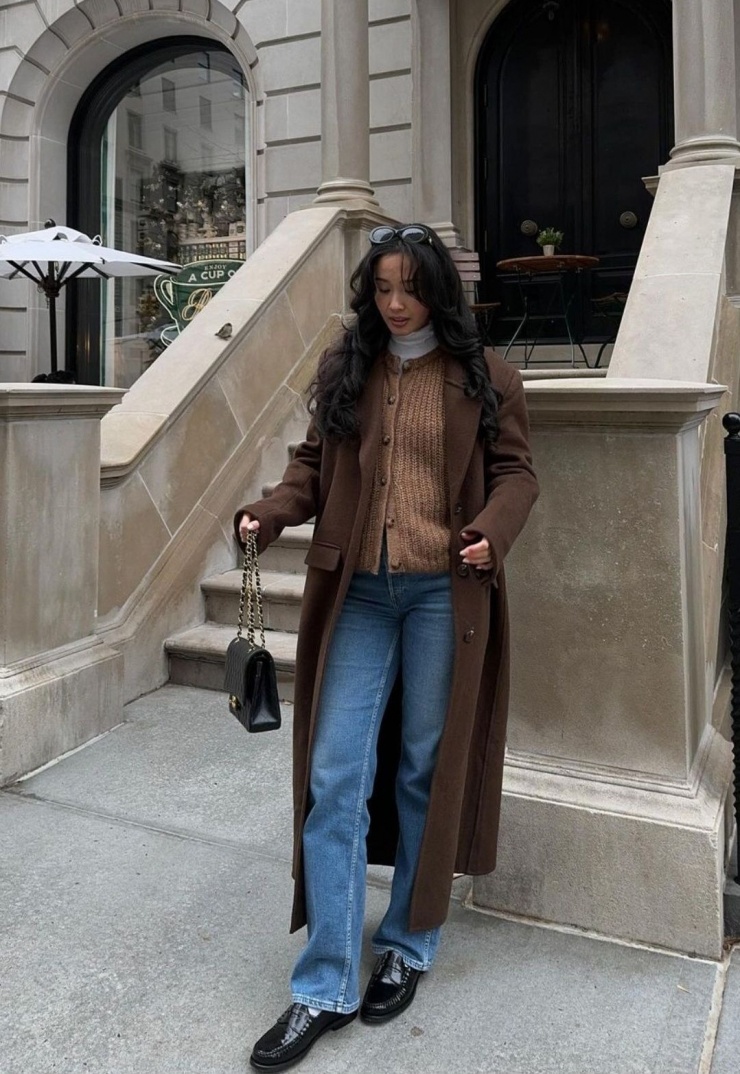 Những ngày rét, hãy thử cách phối layer, gồm áo giữ nhiệt cao cổ, cardigan, áo măng tô dạ và quần ống đứng.