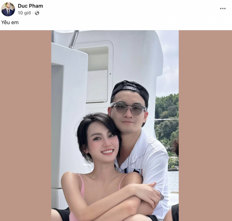Mới đây, mạng xã hội xôn xao hình ảnh tình cảm của thiếu gia Đức Phạm (chồng cũ Diệp Lâm Anh) và Á hậu Vũ Thúy Quỳnh kèm dòng chú thích ngọt ngào: “Yêu em”. Hiện phía Vũ Thúy Quỳnh vẫn chưa lên tiếng xác nhận mối quan hệ.