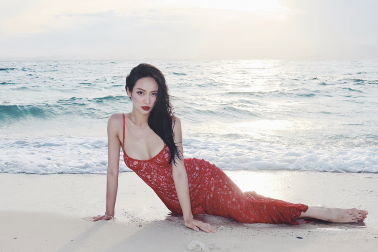 Người đẹp 9x không ngần ngại thử nghiệm nhiều phong cách, từ gợi cảm, nữ quyền đến menswear cá tính..., được cô biến hóa theo cách riêng, thể hiện rõ tinh thần tự tin và làm chủ bản thân.